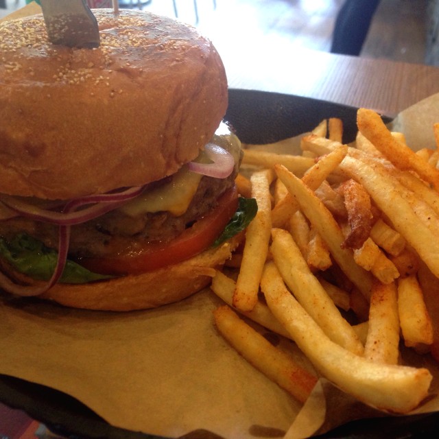 Cheese burguer con french fries