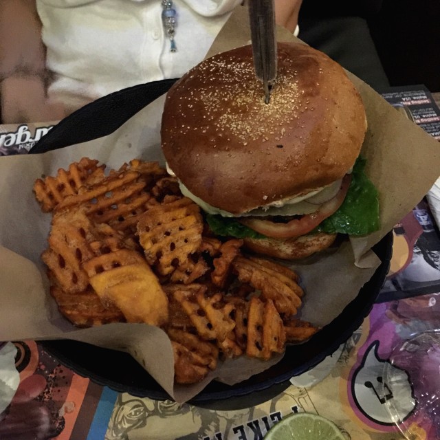 Hamburguesa Madrileña con papas de Camote