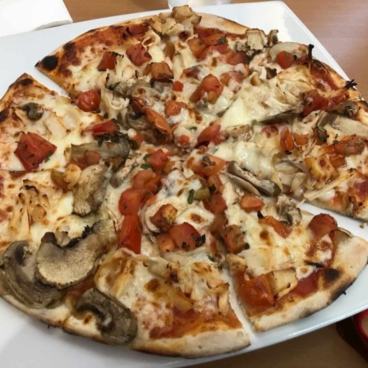 Pizza Champiñones, pollo y tomate