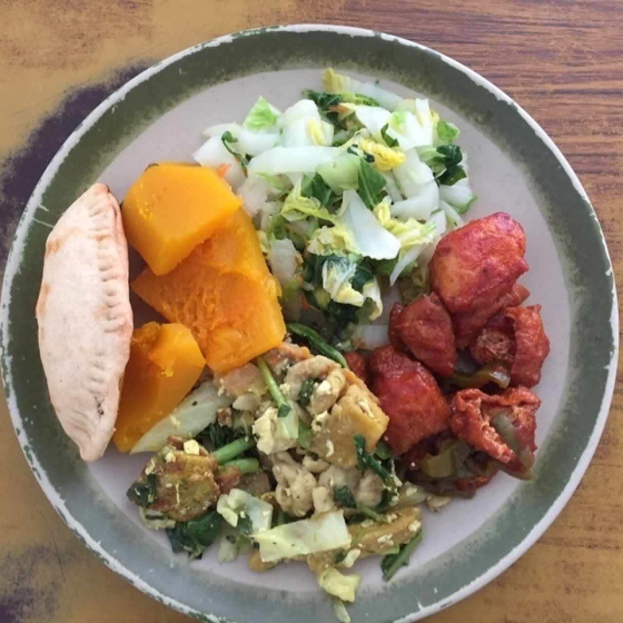 Empanada, zapallo, bok choi, coliflor “búfalo”, mixto de berenjena