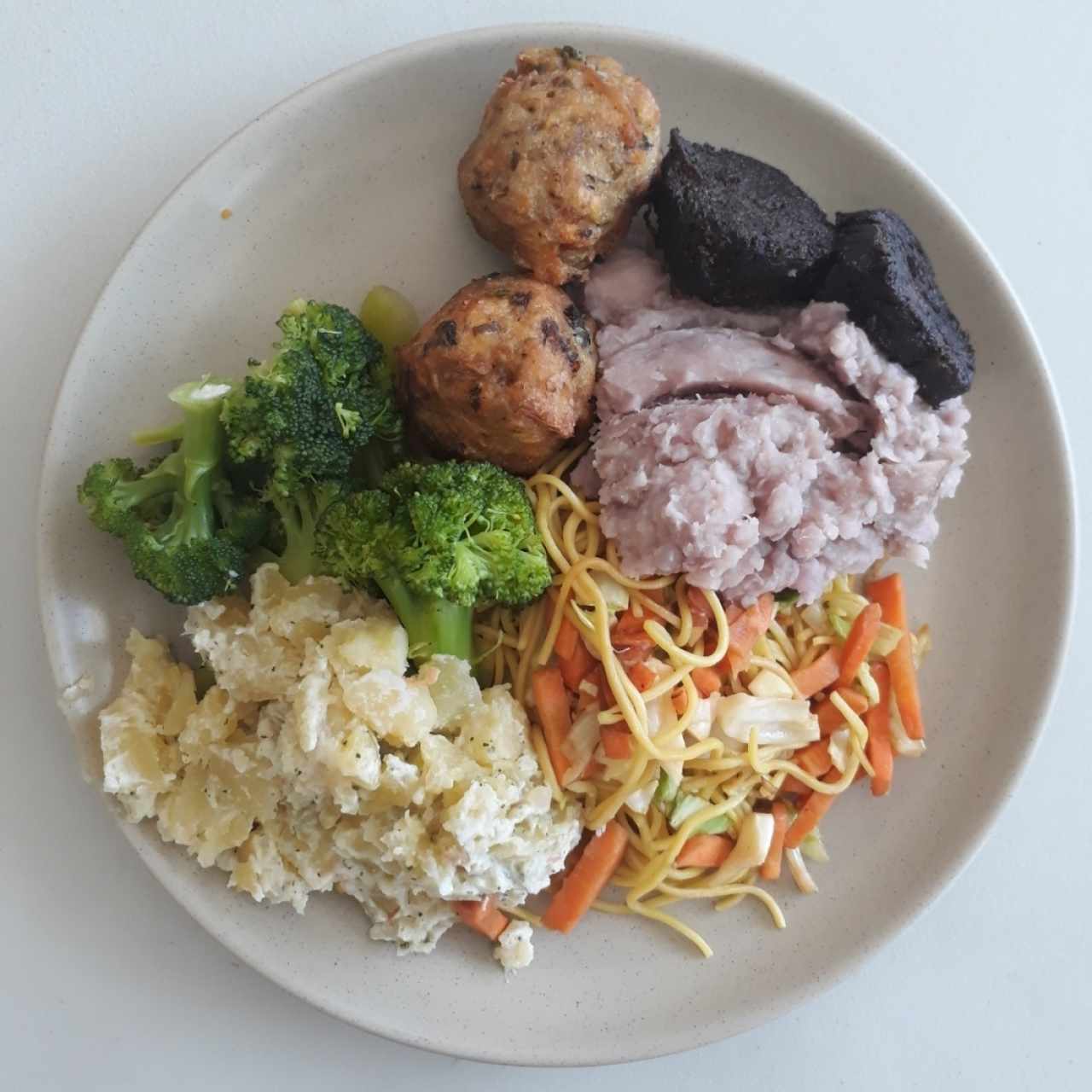 ensalada de papá, brócoli, bolitas de tofu con vegetales, hongos, puré de otoe, chow mein