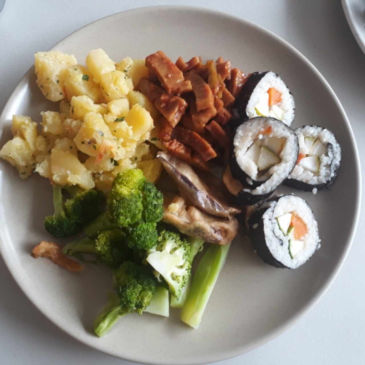 ensalada de papas, tofu agridulce, sushi, brócoli, berenjena frita