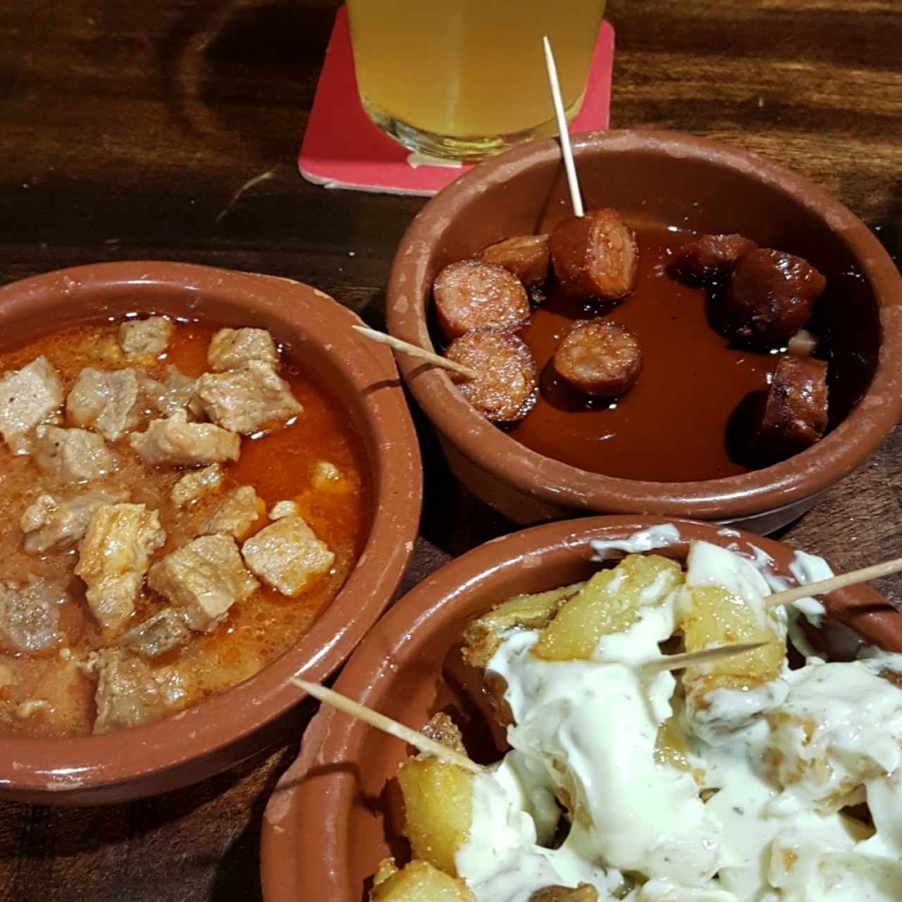 tapa de chorizo, carne con tomate y papas