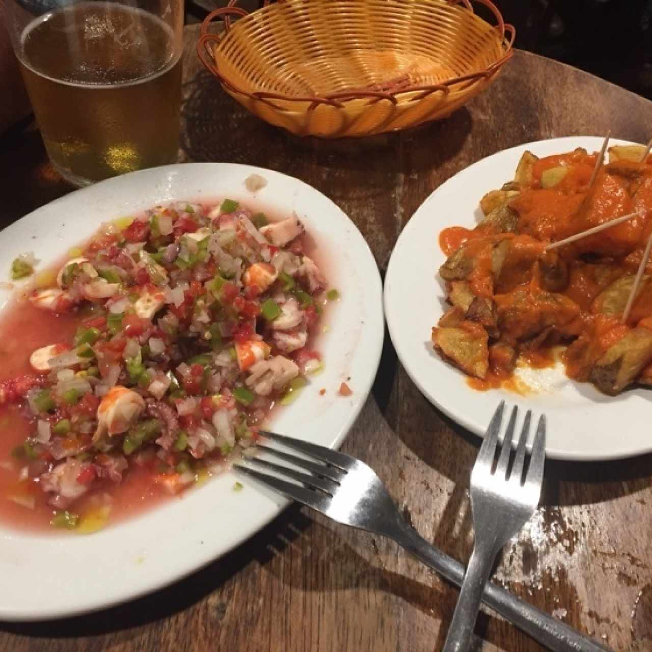 piqueo de mariscos y papas bravas