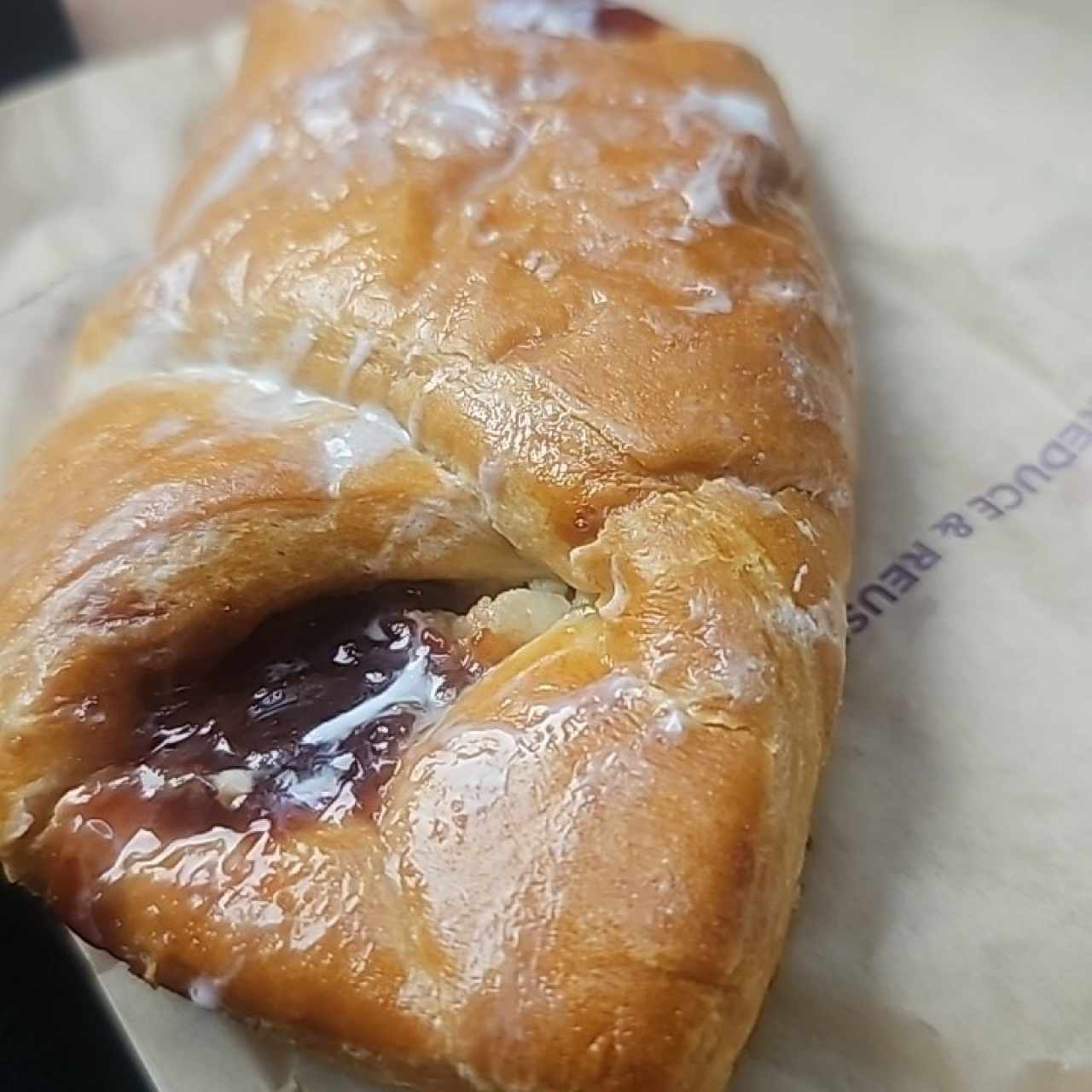 Croissant de Queso Crema y Guayaba