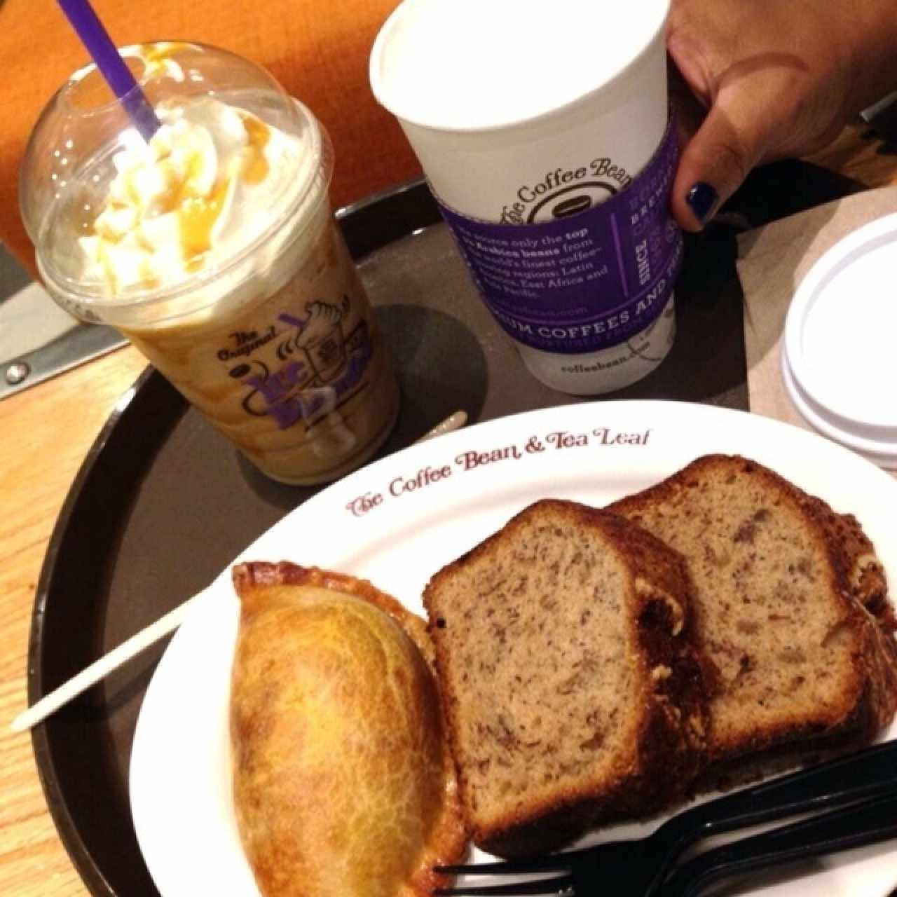 Caramel Ice Blended, Té Chai, Banana Bread y Empanada de Espicana.