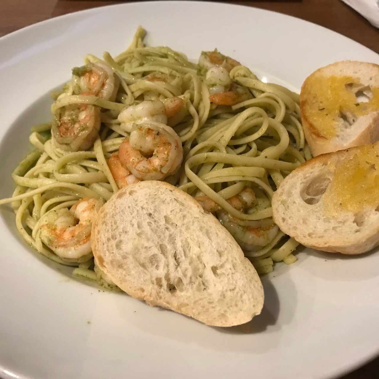 pasta al pesto con camarones - plato fuerte