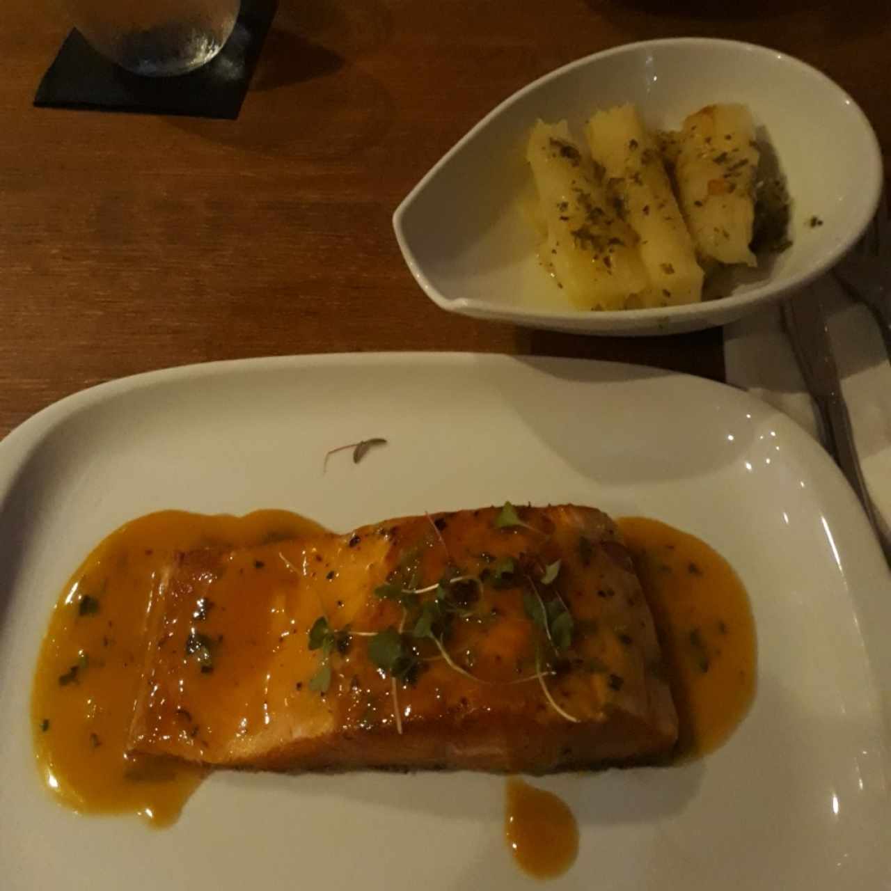 Salmón maracuyá con yuca al mojo