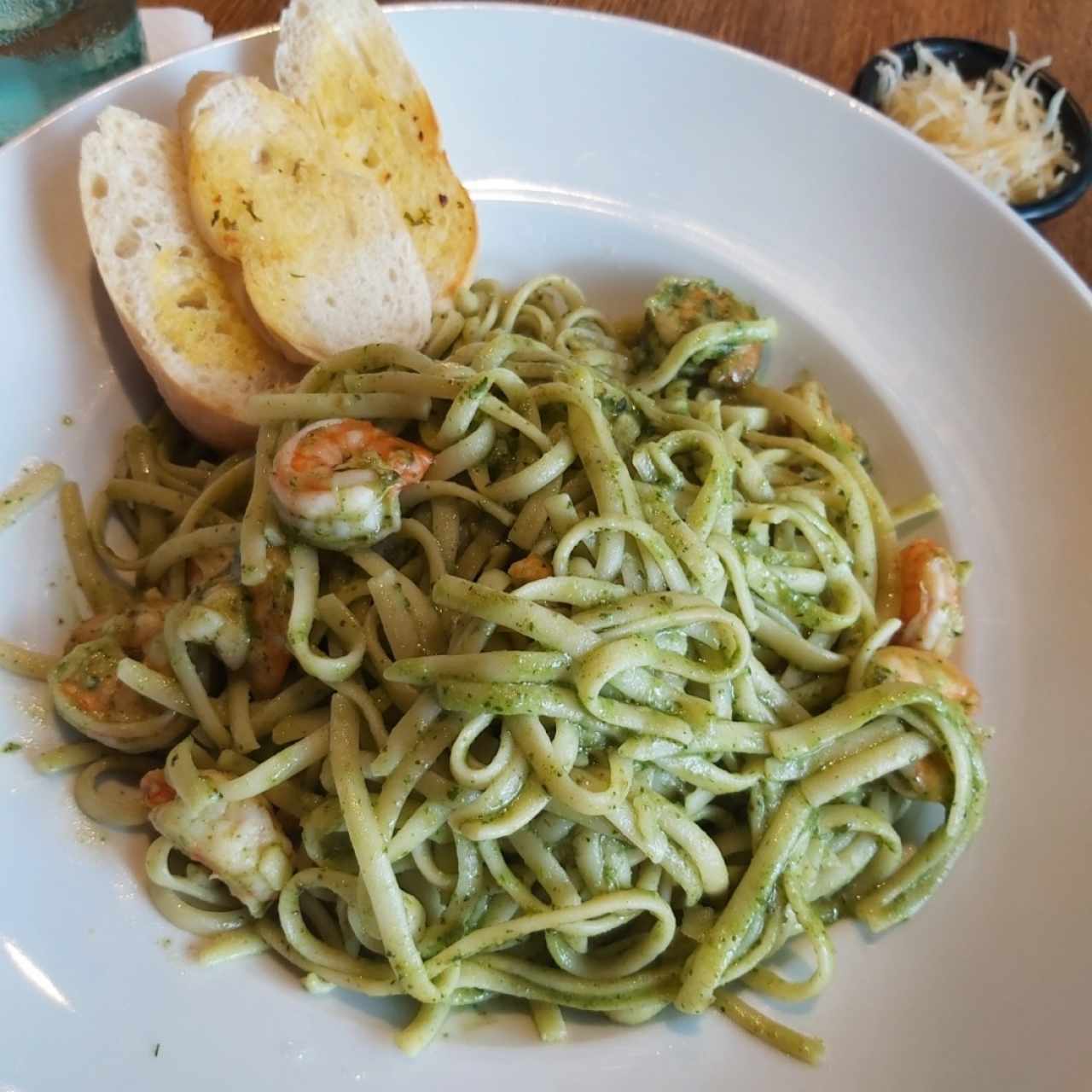 pasta al pesto con camarones