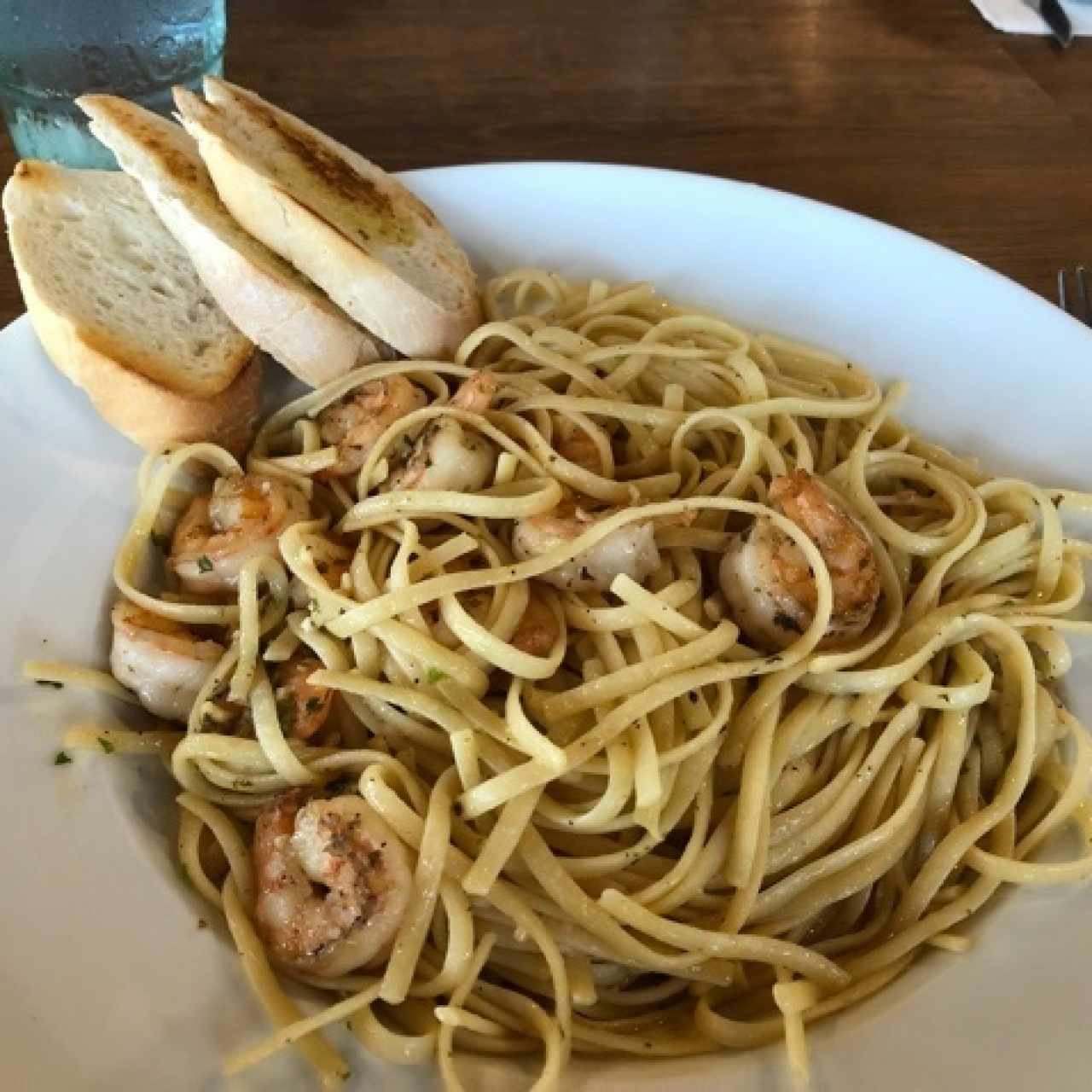 linguinis con camarones al oglio NO HABIA PESTO!