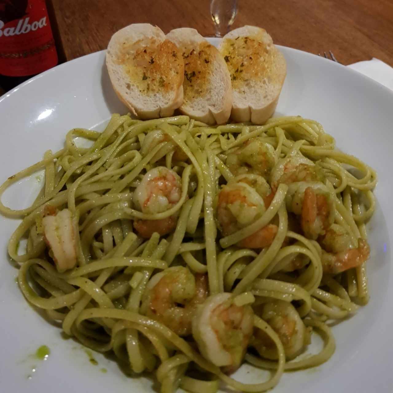 pasta al pesto con camarones