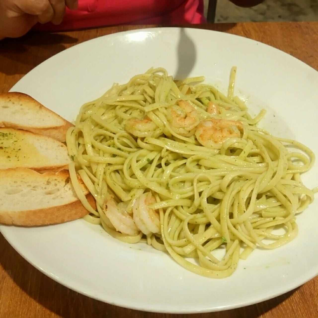 lingüini con camarones al pesto 