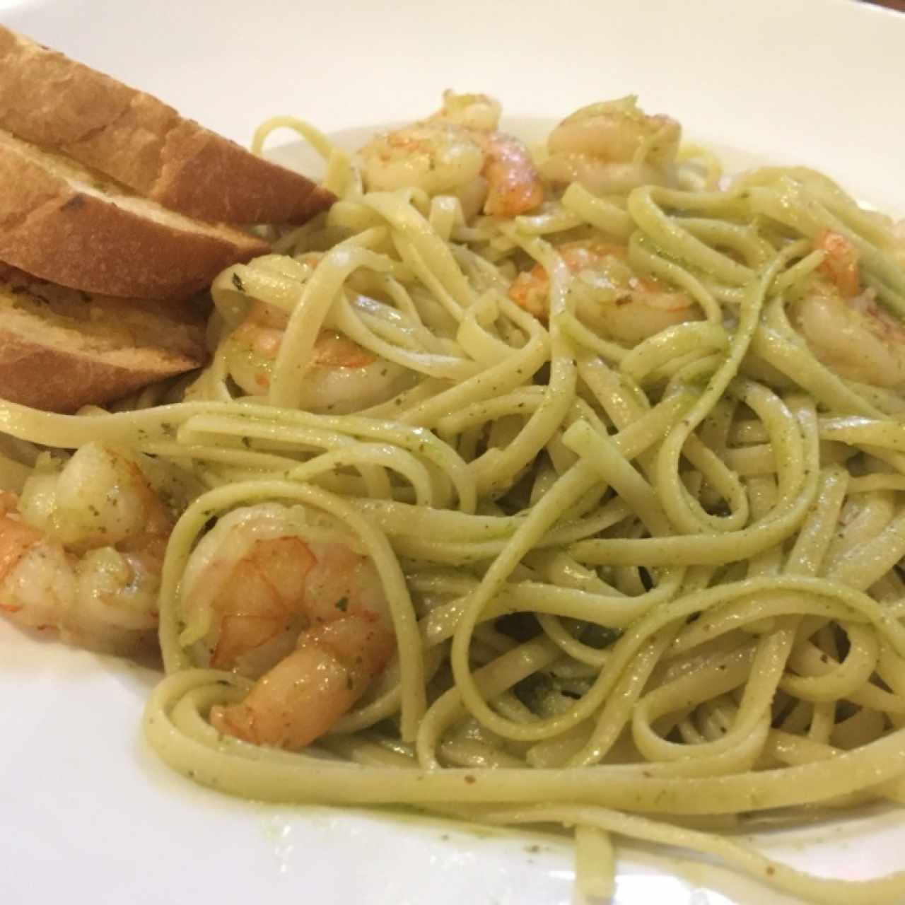 pasta al pesto con camarones 