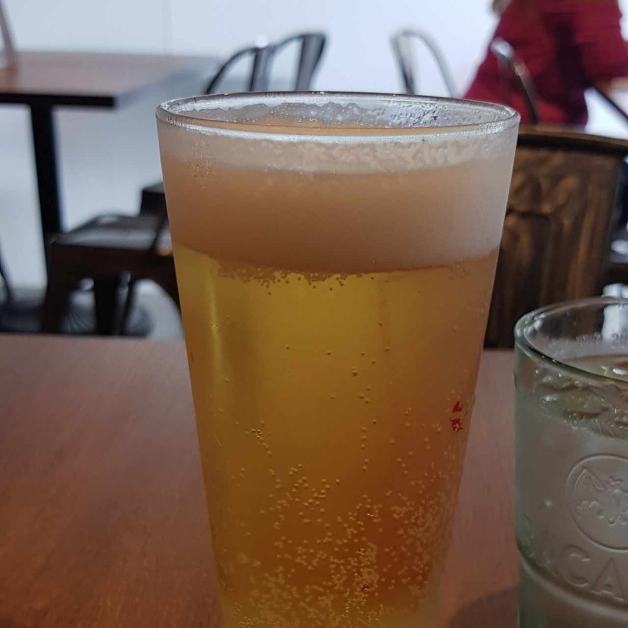 Cerveza en vaso frio