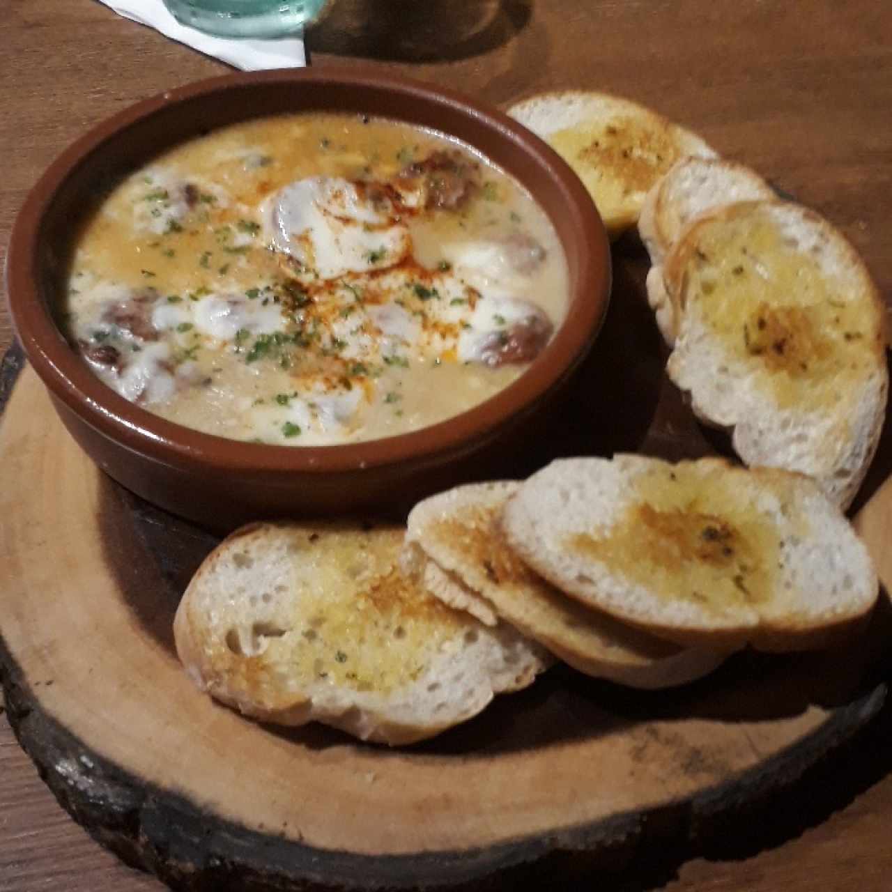 queso fundido con chorizo