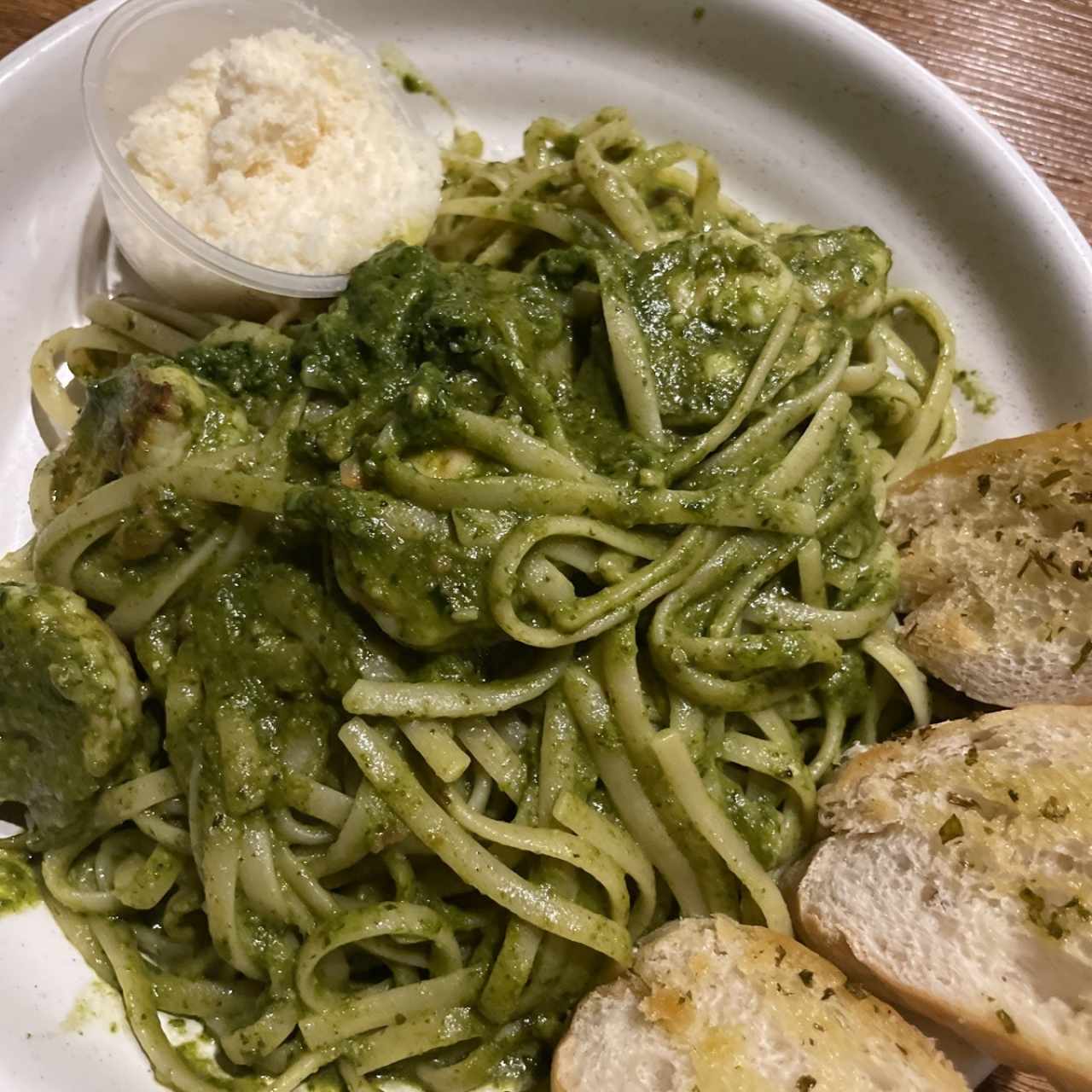 Pasta al Pesto con Camarones