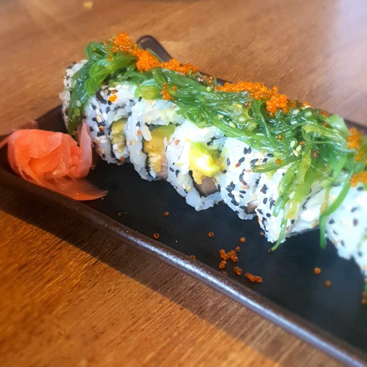 un buen sushi para un restaurante con un menu amplio del oriente al occidente.