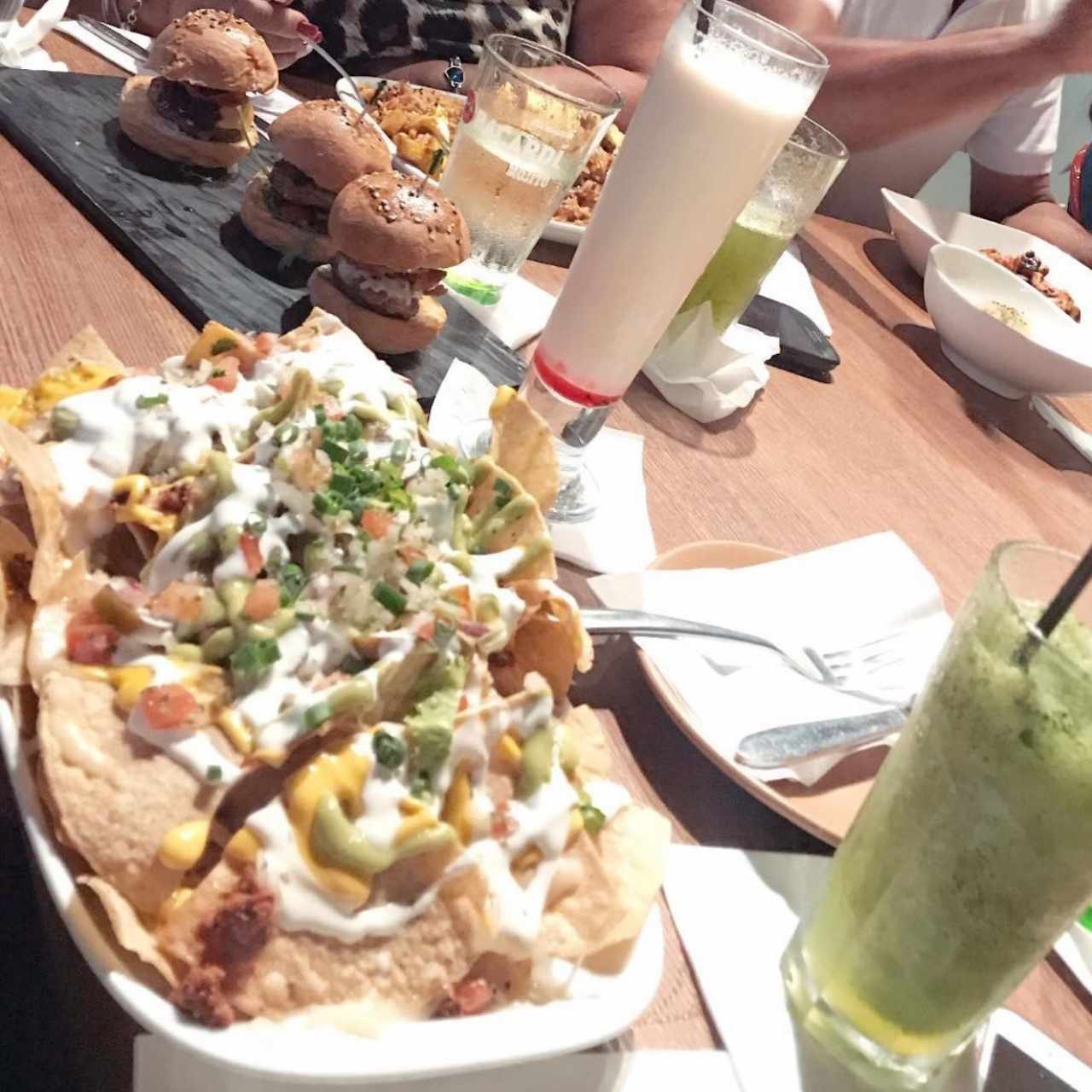 nachos y trilogia de hamburguesas.‼️