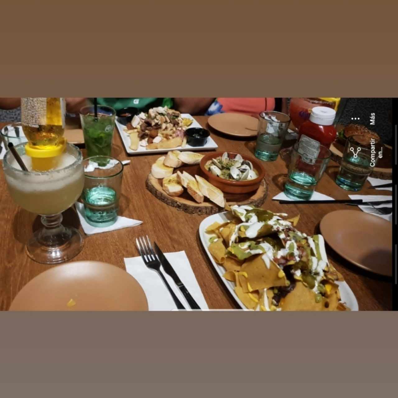 Entradas / Compartir - Picada Santé, nachos con queso y para acompañar mojitos y una margarota