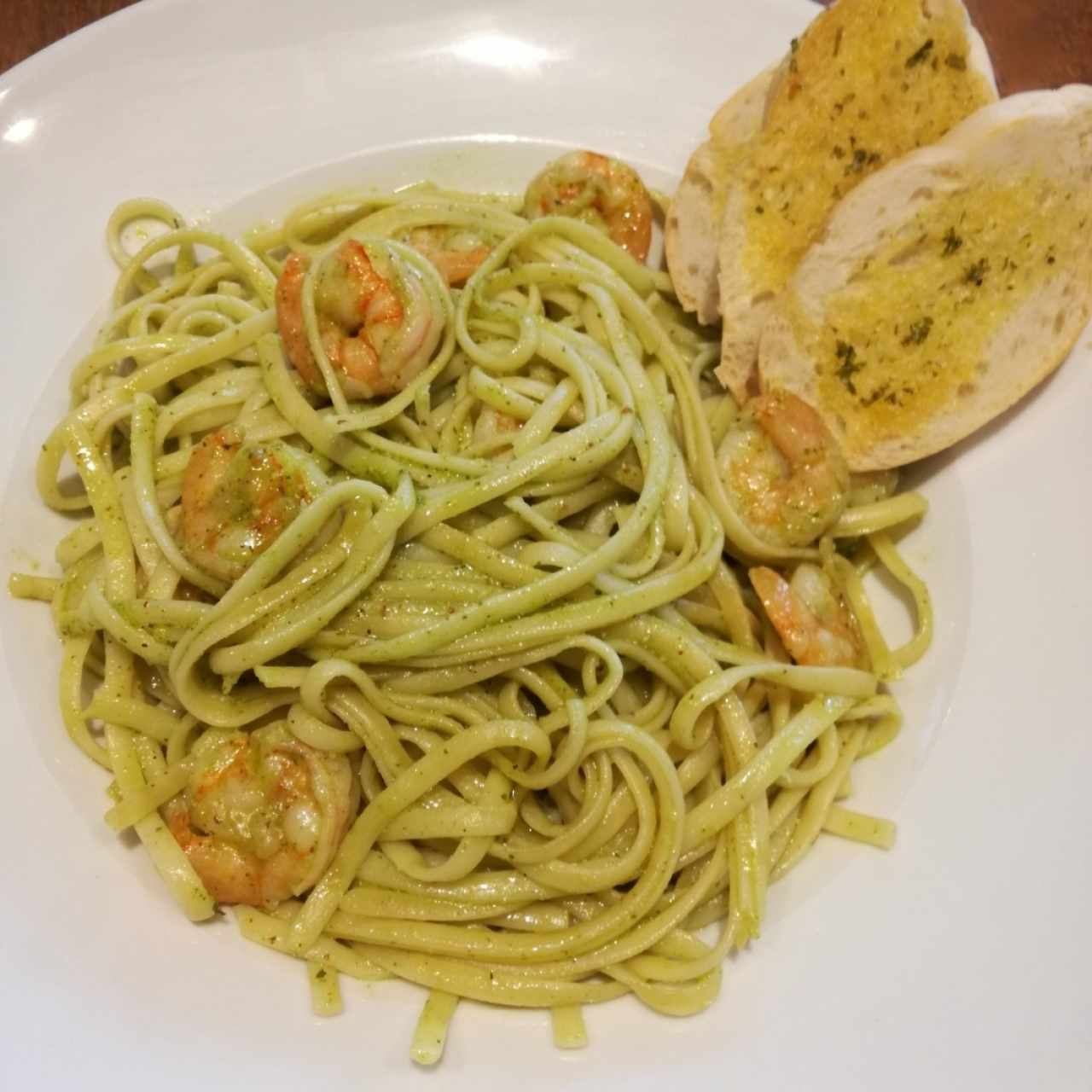 linguini al pesto con camarones