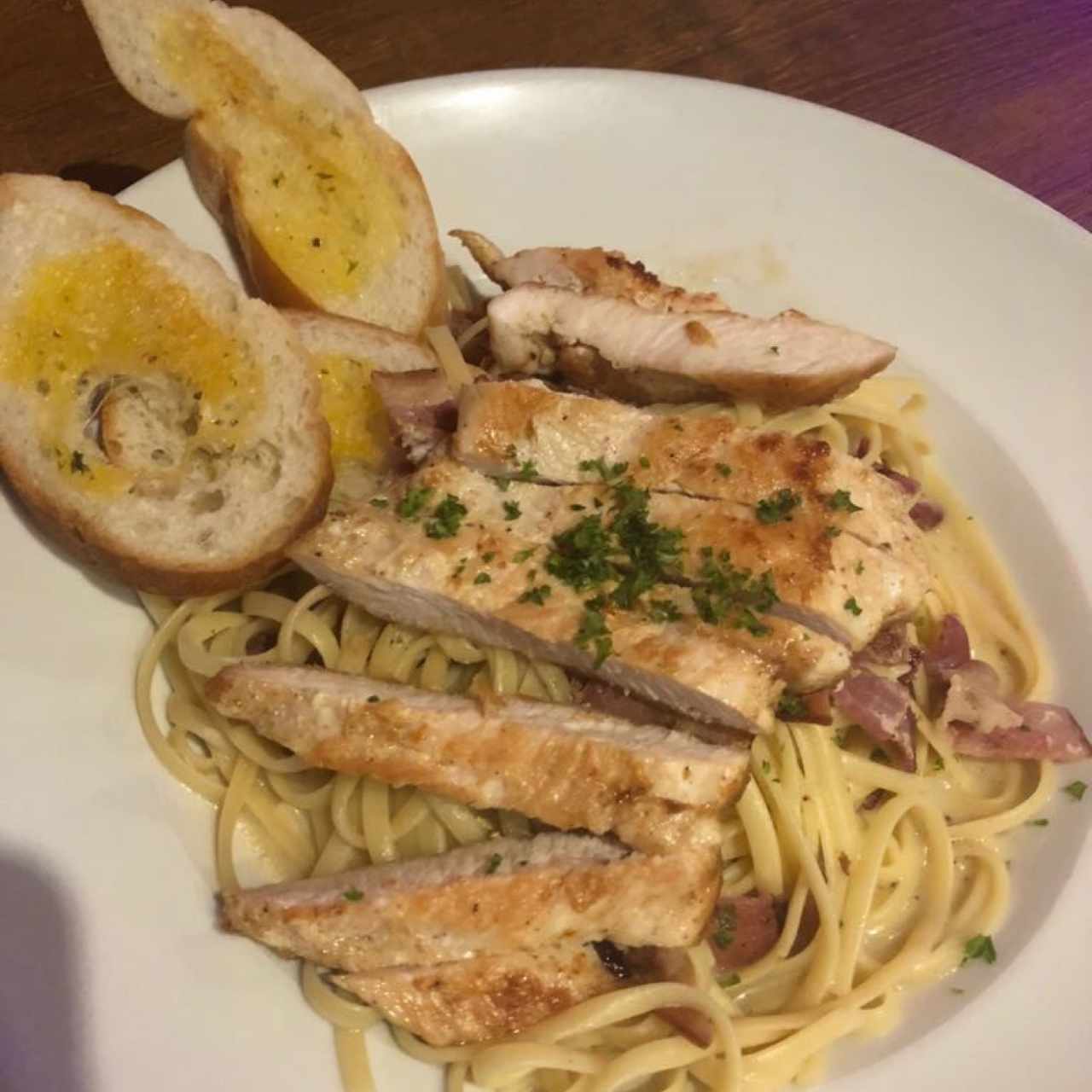 Carbonara pasta con pollo. 