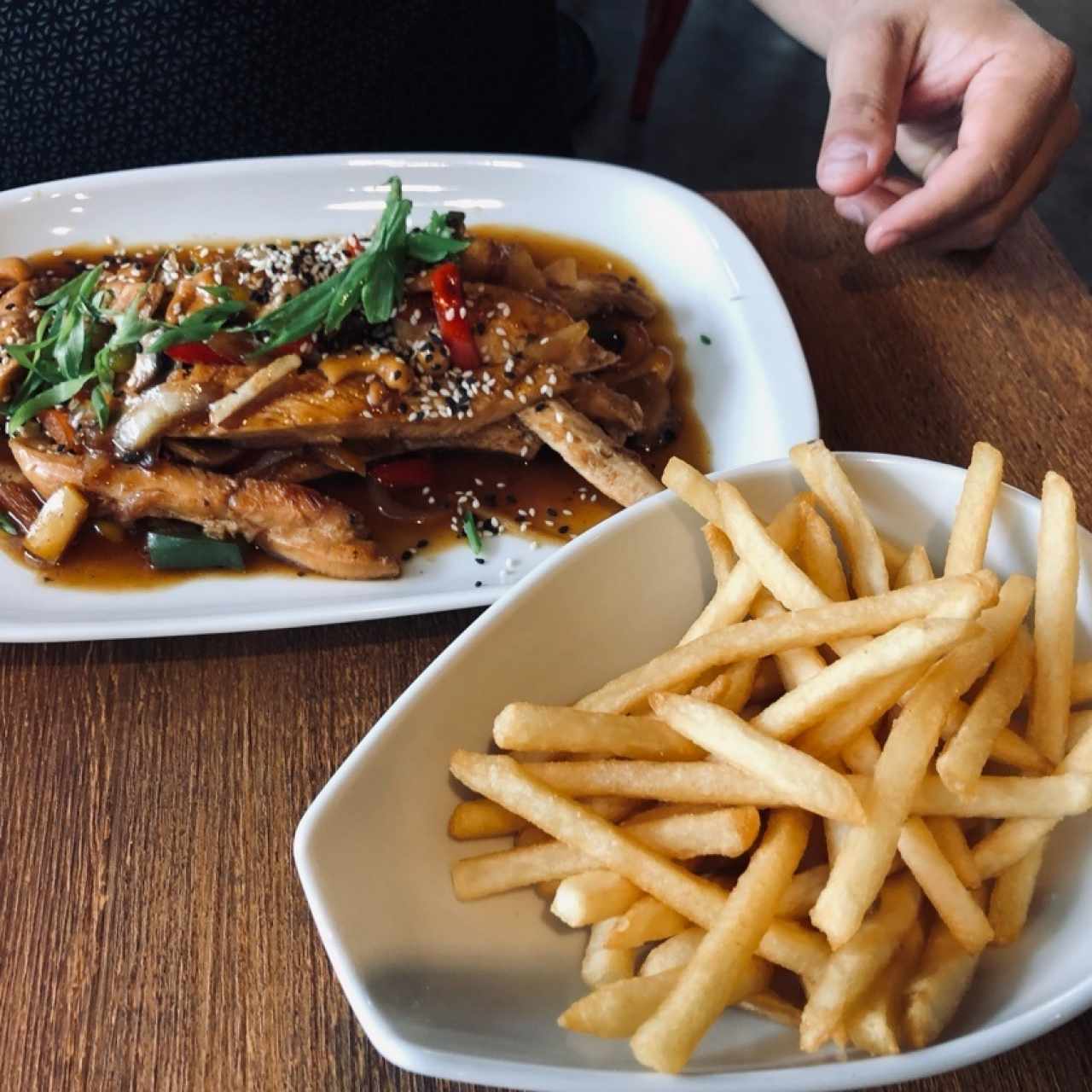 Pollo con peiras de marañon y salsa de tamarindo