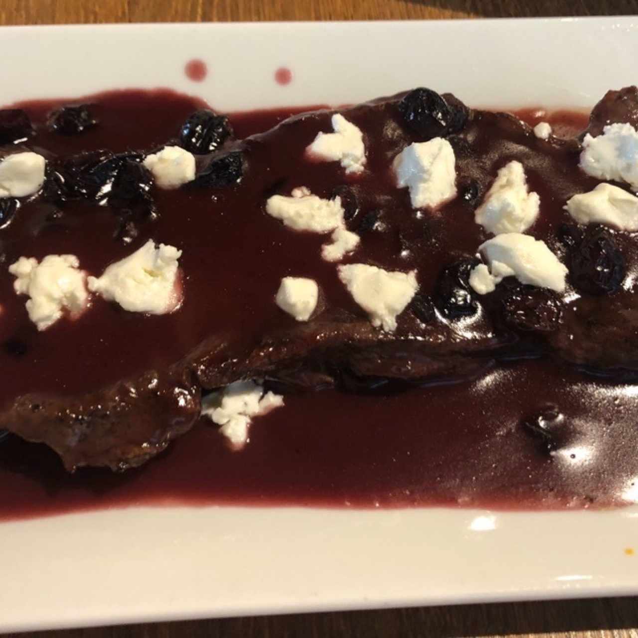 Filete con queso de cabra en salsa de cranberries