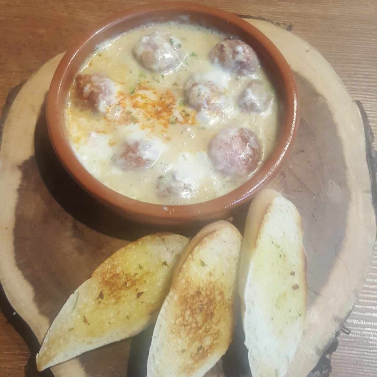 queso derretido con hongos