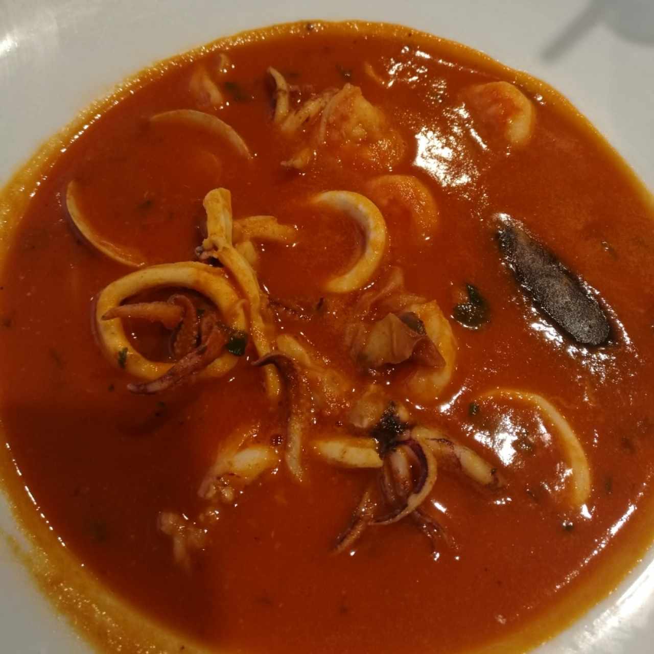 sopa de tomate con mariscos 