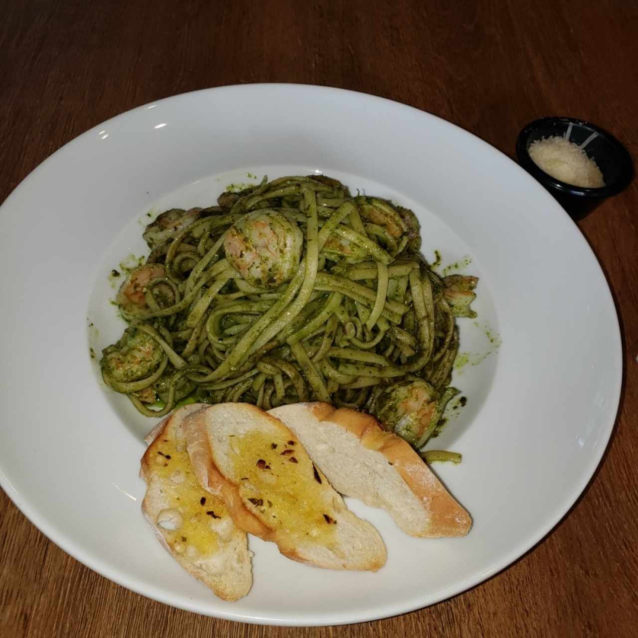 Pasta al pesto con camarones