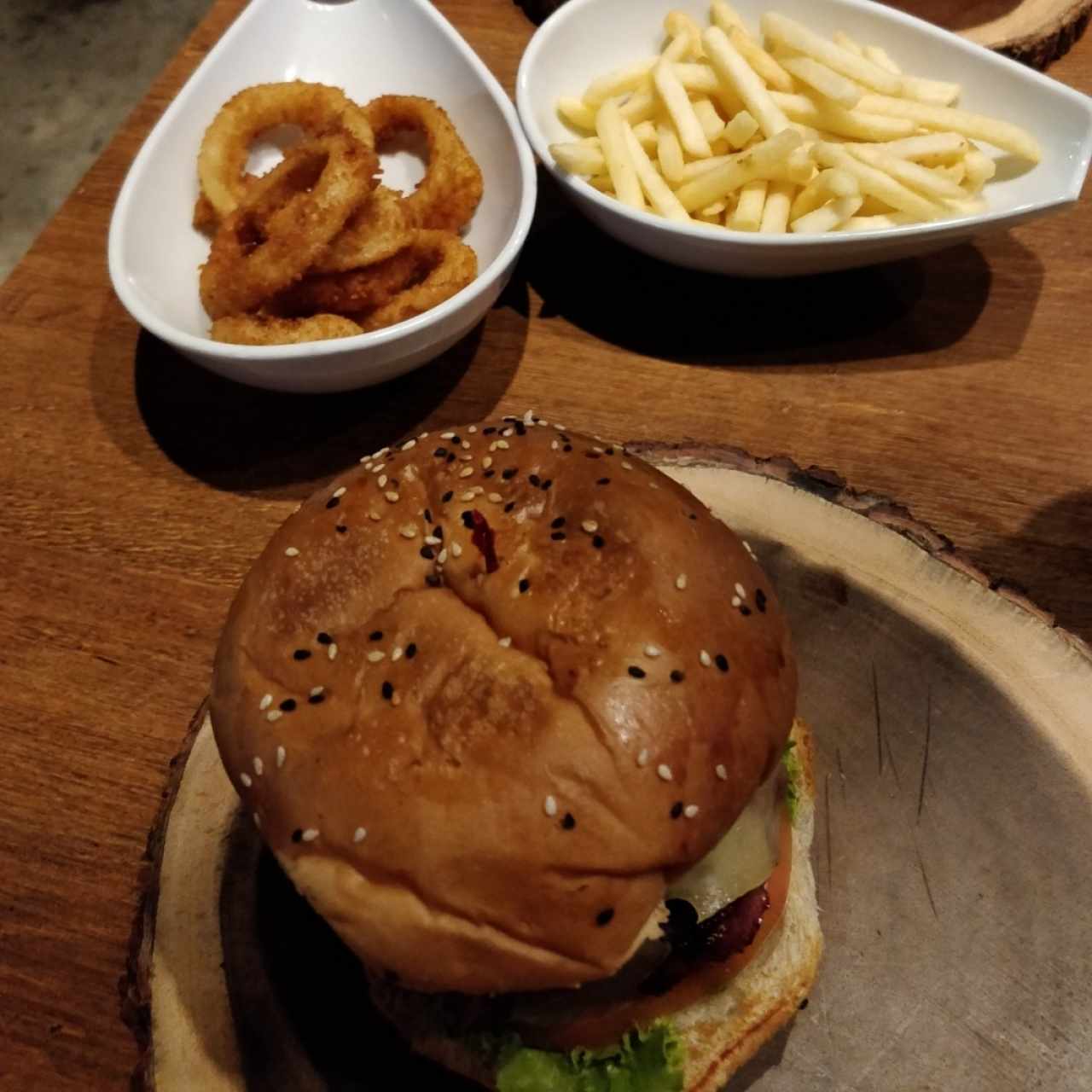 Hamburguesa, onion rings, papitas