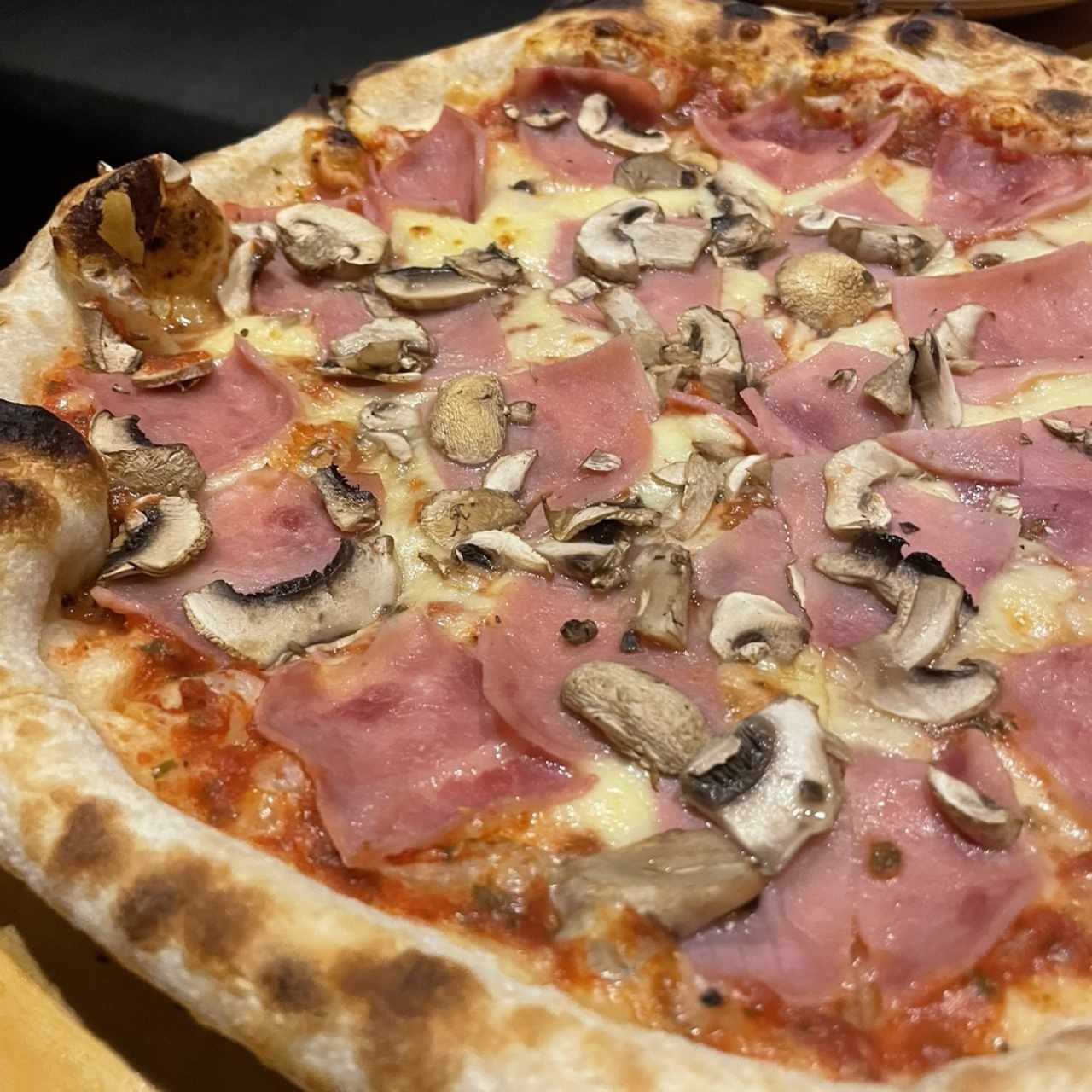 Pizza de Jamón y Hongos