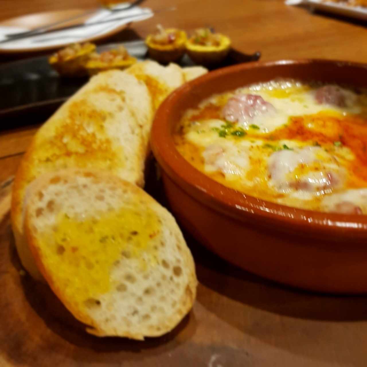 queso fundido con chorizo argentino 