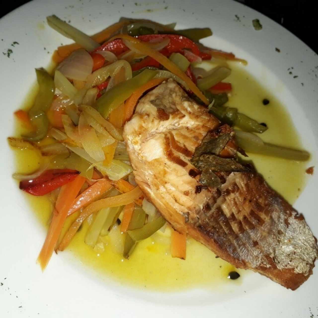 salmon con vegetales salteados