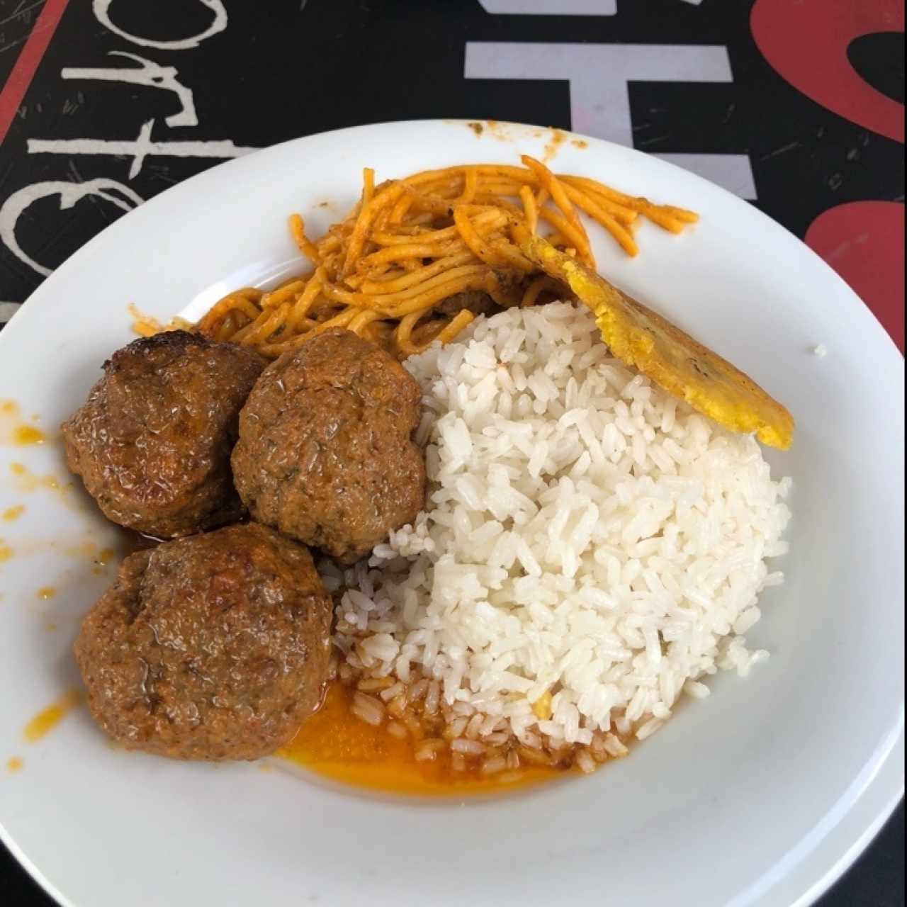 Bolitas de carne con arroz, pasta y patacones