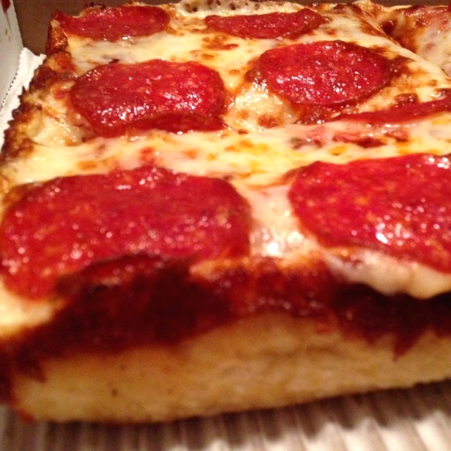 Deep deep dish de peperoni. 