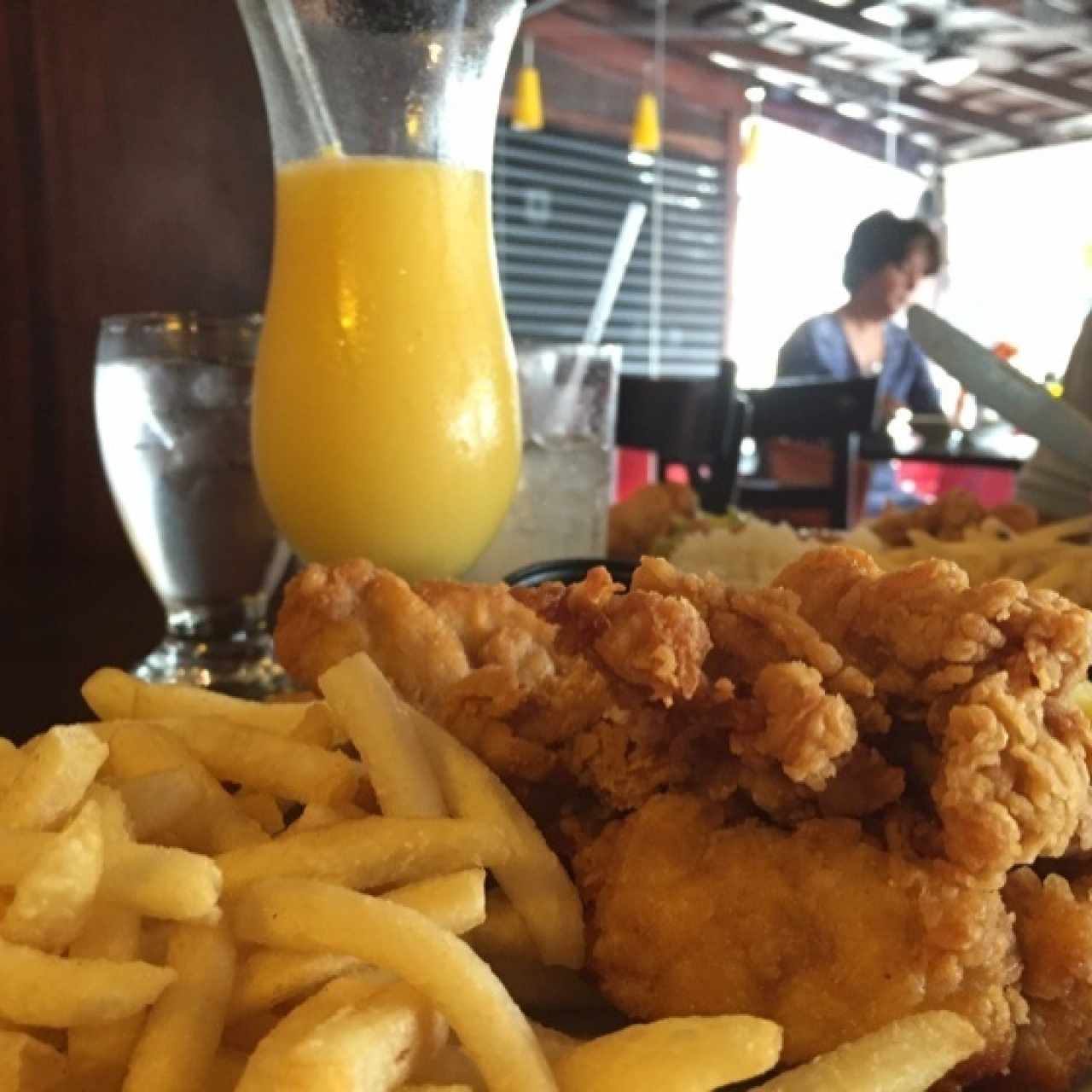 chicken fingers con un buen jugo de mango natural