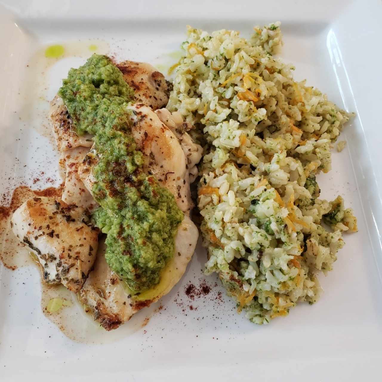Pollo con pesto de aguacate y limón con arroz con zanahoria