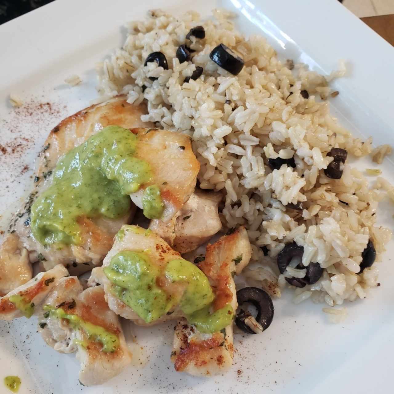 Pollo con puesto de aguacate y arroz con orégano y aceitunas