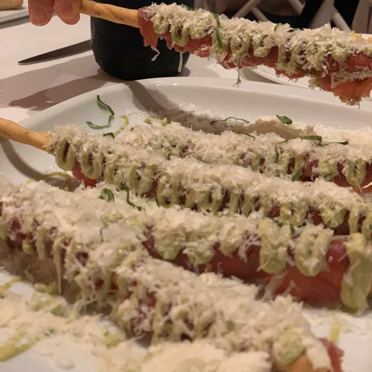 Carpaccio de filete de res sobre grissini, mayopesto y lluvia de parmensano