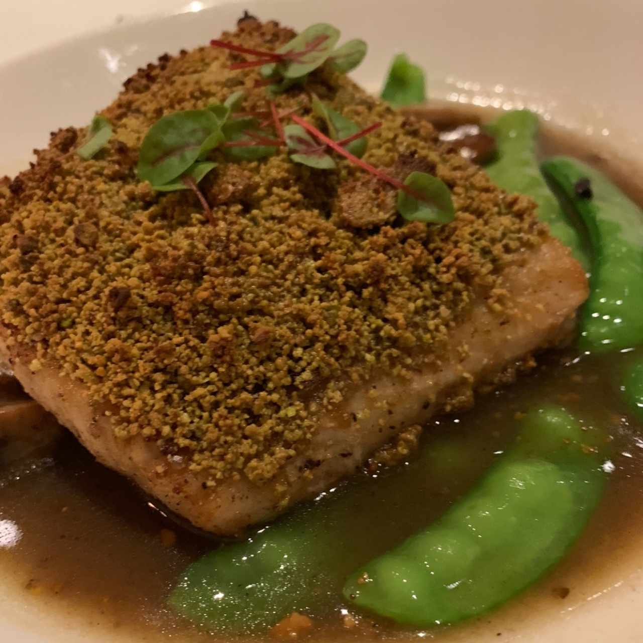 Pesca del día en costra de pistacho, champiñones fresco y emulsión de beurre noisette con sabor a trufa de verano