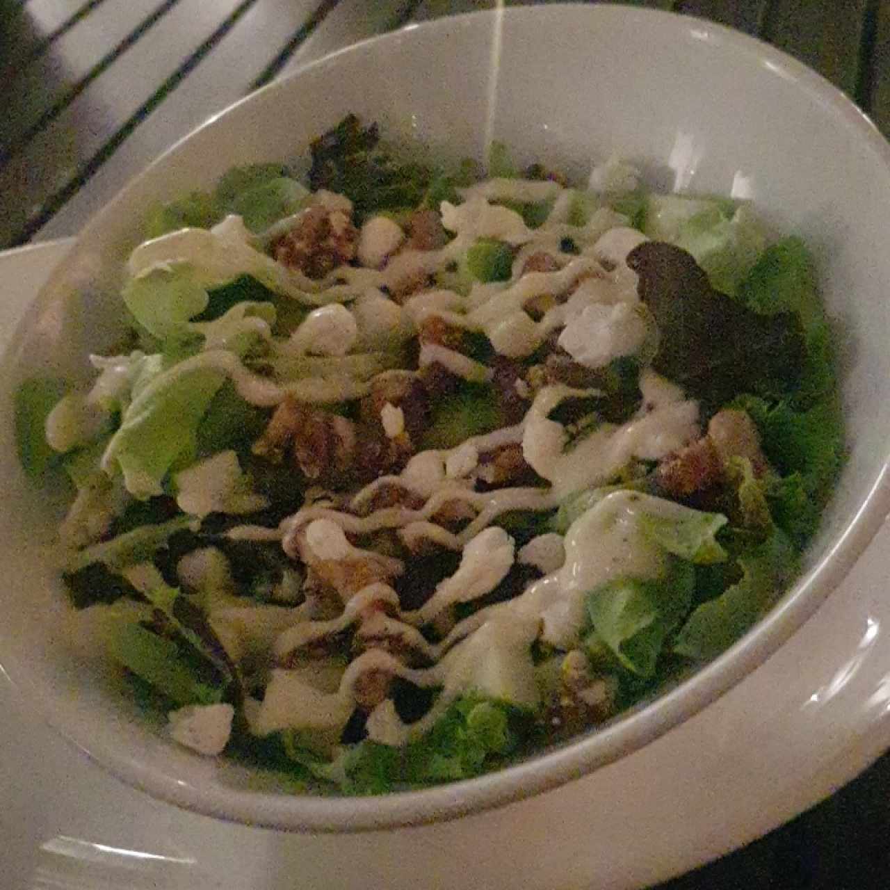 Mézclum de verdes con manzanas, queso de cabra y nueces caramelizadas