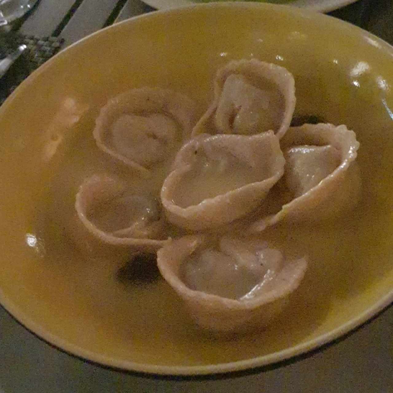 Agnolotti fresco rellenos de queso fontina y trufa negra, beurre blanc