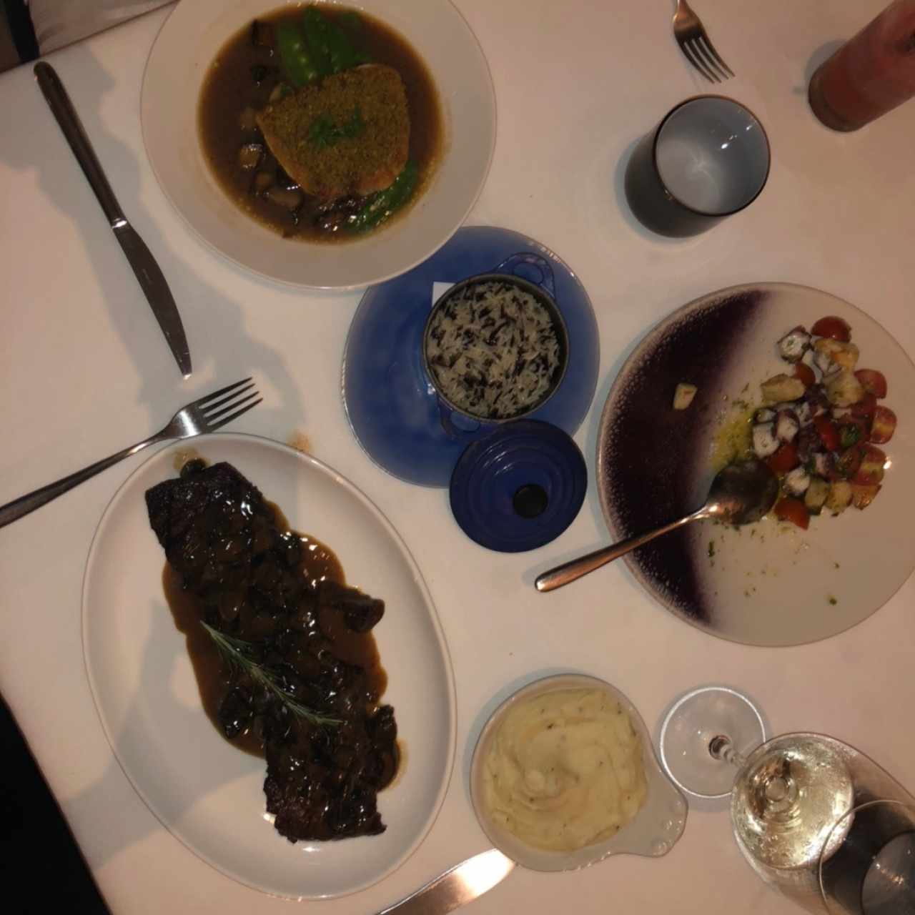 Entraña en salsa de hongos y romero fresco, pesca del dia con areod salvaje
