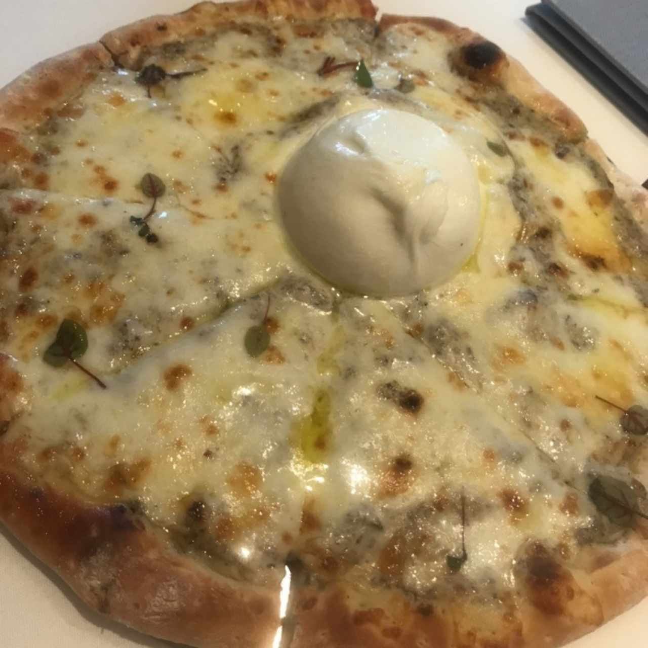 Pizza Bianca: crema de tartufo y media burrata