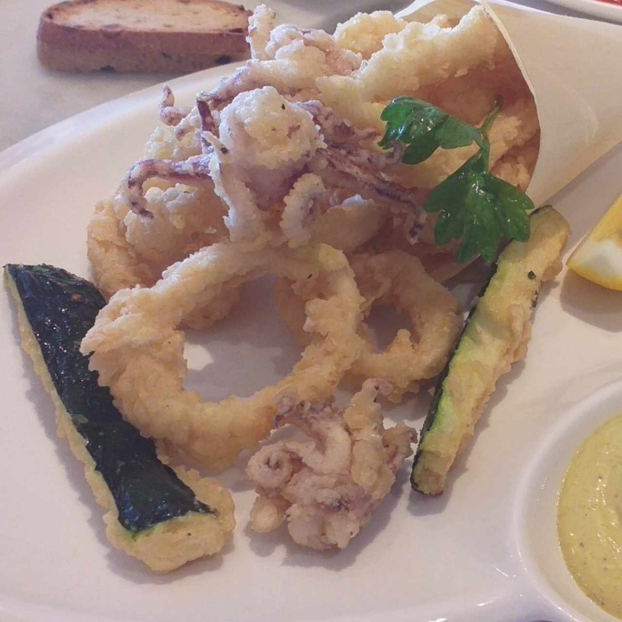 Fritto misto-calamares & bastones de zucchinis, mayonesa de curry