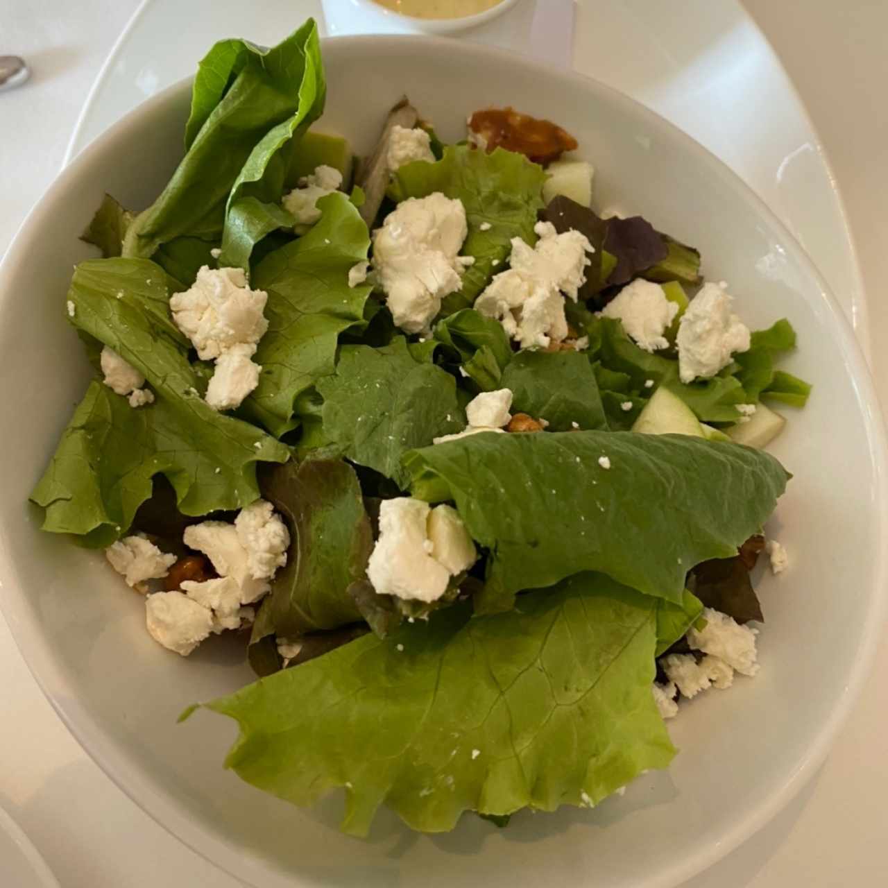 Mézclum de verdes con manzanas, queso de cabra y nueces caramelizadas