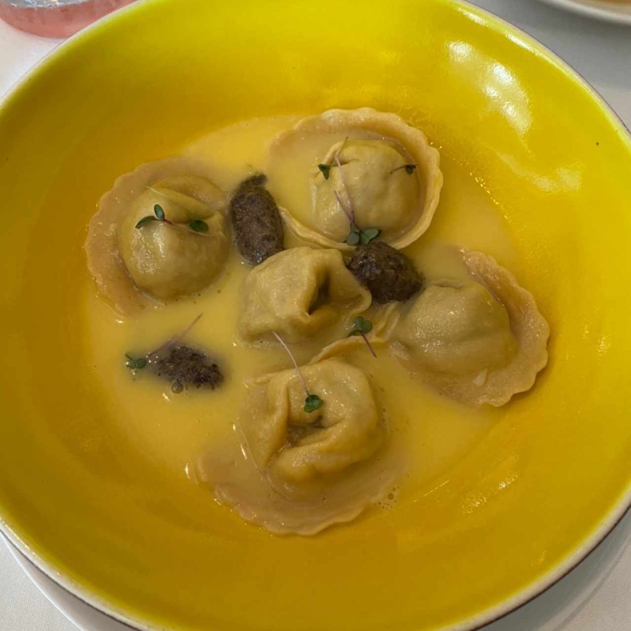 Agnolotti fresco rellenos de queso fontina y trufa negra, beurre blanc