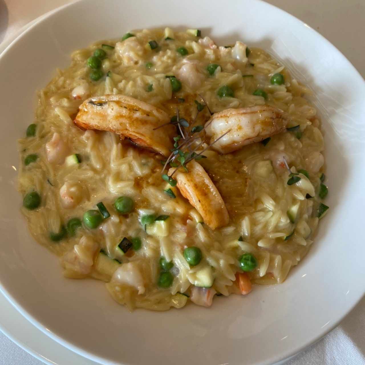 Orzo, preparado como un risotto, camarones rostizados al olio e hierbas