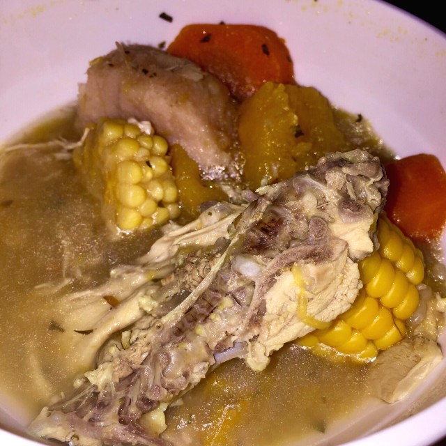 "Sancocho" que es mas bien Sopa de Pollo